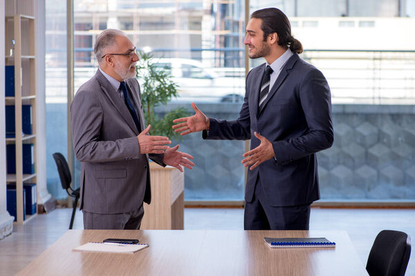 Два бизнесмена обсуждают бизнес-проект