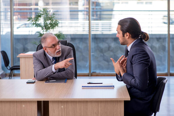 Два бизнесмена обсуждают бизнес-проект