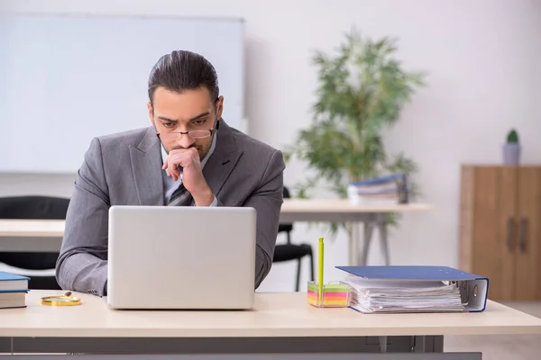 Giovane dipendente maschile che lavora in ufficio — Foto Stock