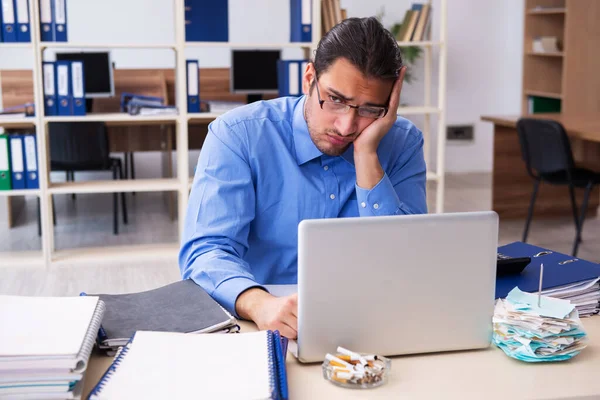 Ung manlig bokhållare i budgetplanering koncept — Stockfoto