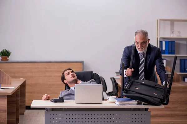 Antiguo jefe y joven asistente masculino en la oficina — Foto de Stock