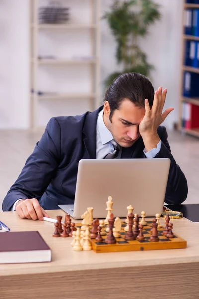 직장에서 체스를 두는 젊은 남성 고용인 — 스톡 사진