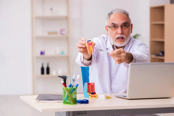 Viejo dentista masculino que trabaja en la clínica — Foto de Stock