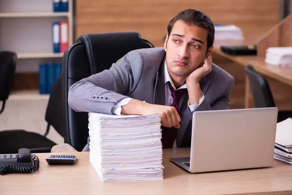 Ung manlig anställd extremt trött med överdrivet arbete — Stockfoto