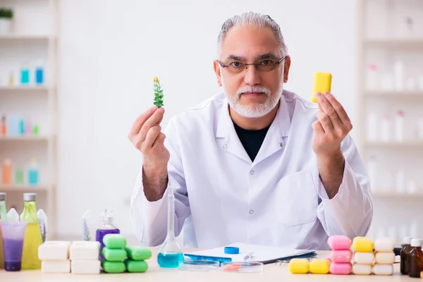 Vecchio chimico di sesso maschile test sapone in laboratorio — Foto Stock