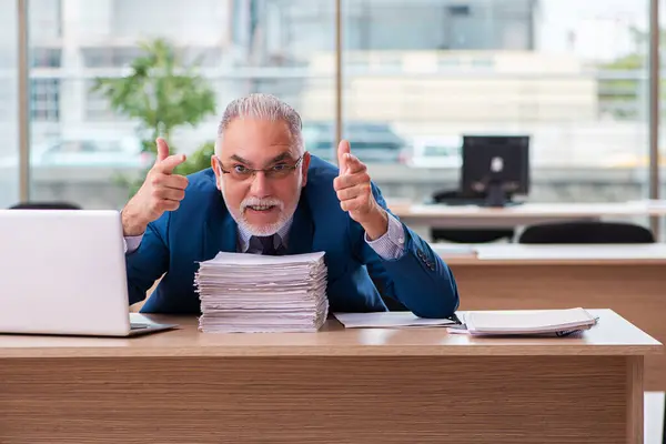 Gammal manlig chef anställd som arbetar på kontoret — Stockfoto