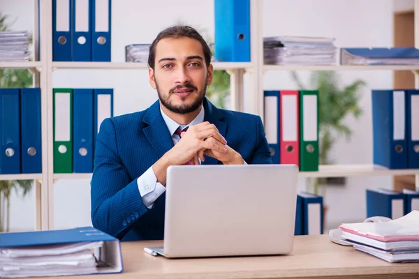 Junge männliche Mitarbeiter und zu viele Arbeit im Büro — Stockfoto