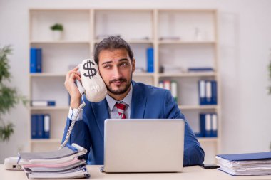 Maaş konseptinde çalışan genç bir erkek.