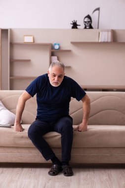 Şeytan, ölmek üzere olan yaşlı bir adamı evinde ziyaret ediyor.