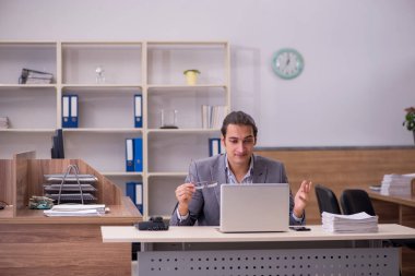 Ofiste çalışan genç bir erkek.