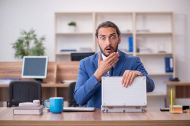 Maaş konseptinde çalışan genç bir erkek.