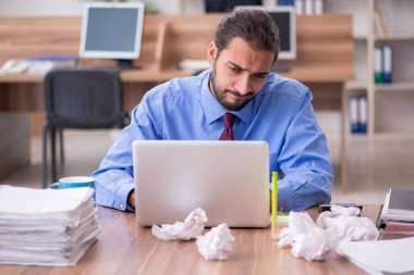 Beyin fırtınası konseptinde genç bir erkek çalışan.