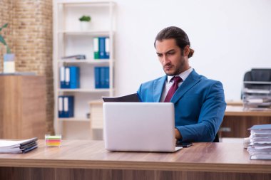 İş yerinde çalışan genç bir erkek.