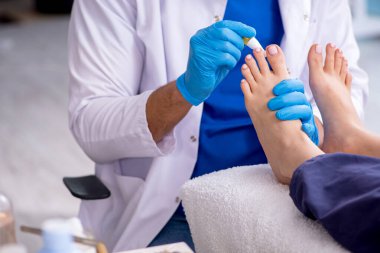 İşlem sırasında ayak tedavi uzmanı