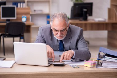 Eski erkek çalışanın maaş konsepti.