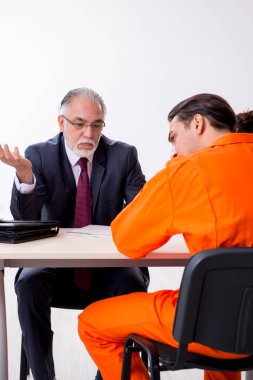 Duruşma öncesi gözaltı avukatıyla genç tutuklu toplantısı