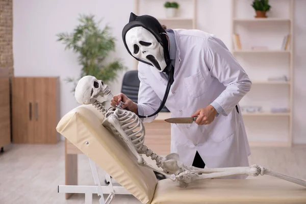 Diabo médico examinando paciente esqueleto — Fotografia de Stock
