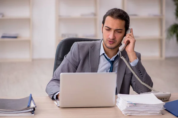 Junge männliche Angestellte unzufrieden mit exzessiver Arbeit im Büro — Stockfoto