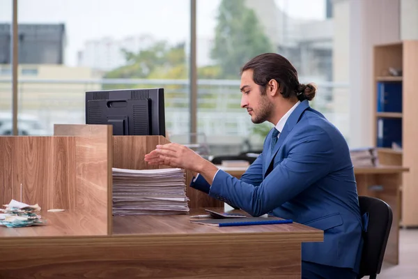 Junge männliche Angestellte unzufrieden mit exzessiver Arbeit im Büro — Stockfoto