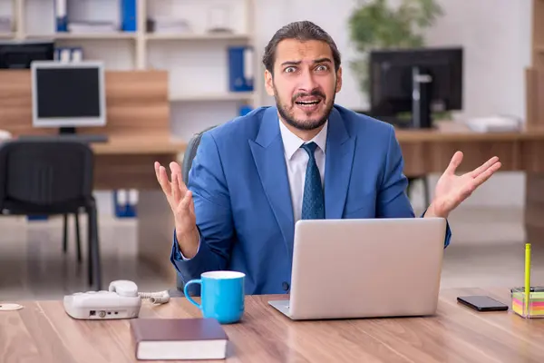 Junge männliche Angestellte im Büro — Stockfoto