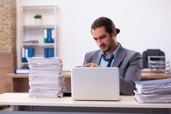 Junge männliche Angestellte unzufrieden mit exzessiver Arbeit im Büro — Stockfoto