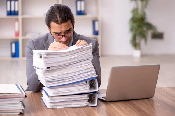 Giovane dipendente maschio infelice con un lavoro eccessivo in ufficio — Foto Stock