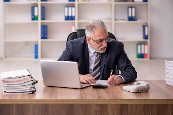 Leeftijd mannelijke werknemer ongelukkig met overmatig werk in het kantoor — Stockfoto