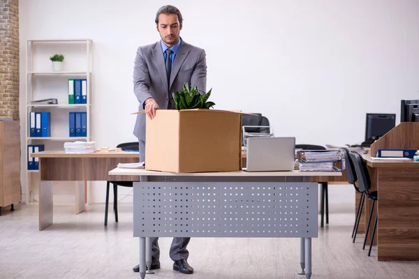 Joven empleado siendo despedido de su trabajo — Foto de Stock