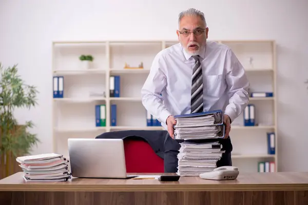 Homem idoso empregado infeliz com excesso de trabalho no escritório — Fotografia de Stock