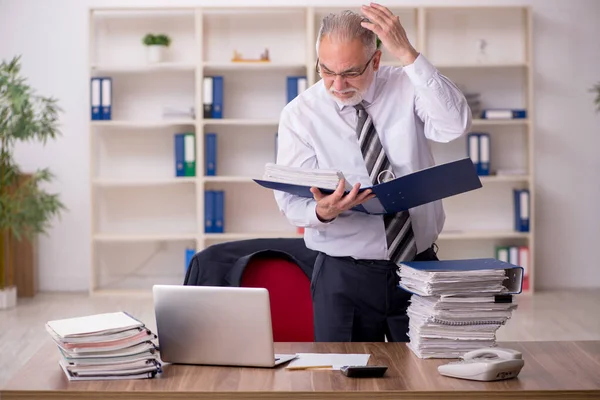 Homem idoso empregado infeliz com excesso de trabalho no escritório — Fotografia de Stock