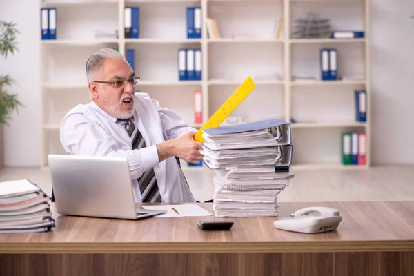 Homem idoso empregado infeliz com excesso de trabalho no escritório — Fotografia de Stock