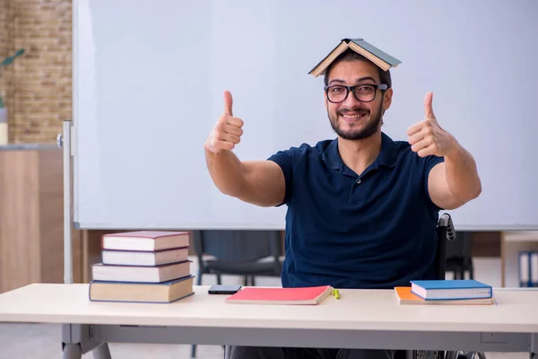 Jovem estudante deficiente masculino em sala de aula — Fotografia de Stock