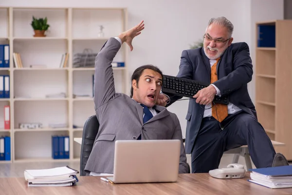 Due dipendenti nel concetto di bullismo — Foto Stock