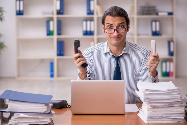 Joven empleado masculino descontento con el trabajo excesivo en la oficina — Foto de Stock