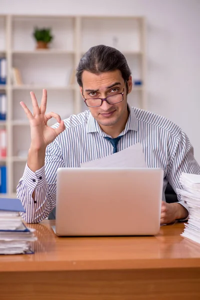 Joven empleado masculino descontento con el trabajo excesivo en la oficina —  Fotos de Stock