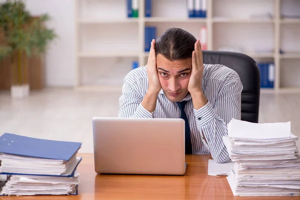 Joven empleado masculino descontento con el trabajo excesivo en la oficina —  Fotos de Stock