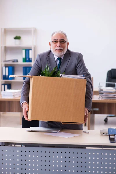 Velho empregado masculino sendo demitido de seu trabalho — Fotografia de Stock