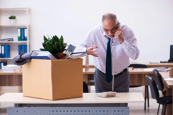 Velho empregado masculino sendo demitido de seu trabalho — Fotografia de Stock