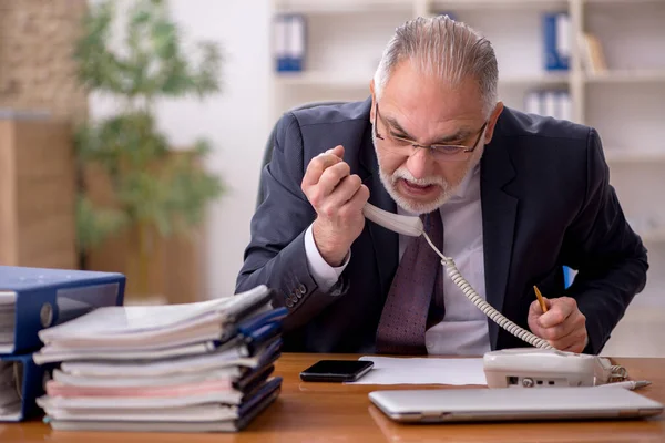 Gammal manlig arbetsgivare och för mycket arbete på kontoret — Stockfoto