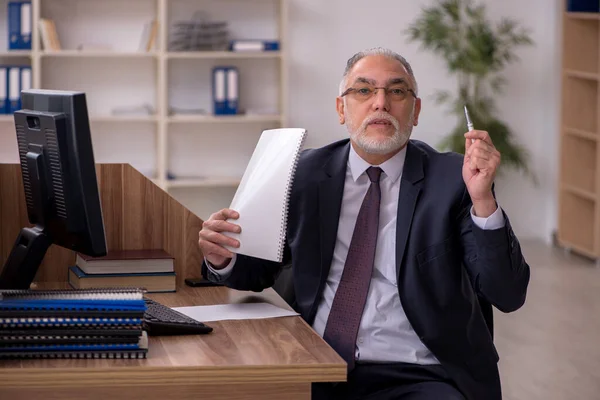 Old male employer and too much work in the office — Stock Photo, Image