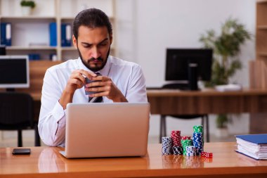 Kumar konseptinde genç bir erkek çalışan.