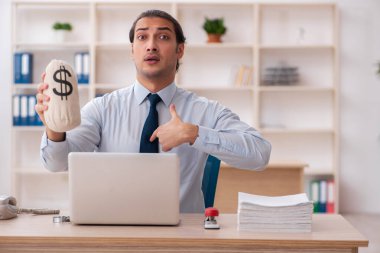 Maaş konseptinde çalışan genç bir erkek.