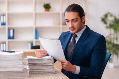 Genç bir erkek işçi aşırı işten memnun değil.