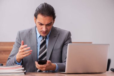 Ofiste çalışan genç bir erkek.