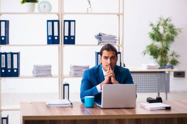 Ofiste çalışan genç bir erkek.