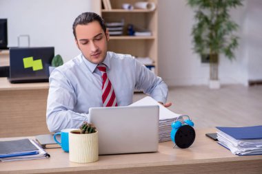 Zaman yönetimi konseptinde genç erkek çalışan