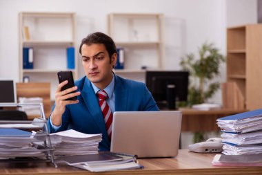 Ofiste çalışan genç bir erkek.