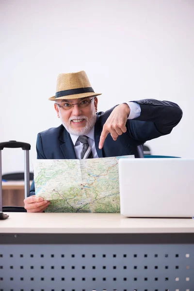 사무실에서 여행 할 준비를 하고 있는 나이든 남자 직원 — 스톡 사진