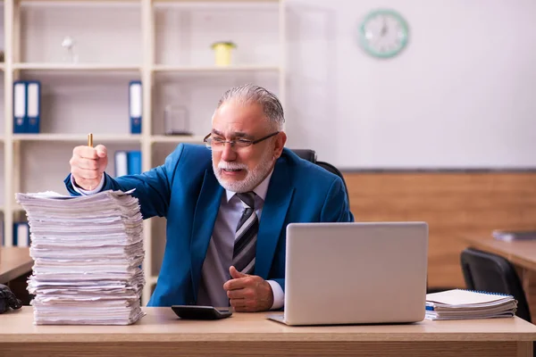 Vieil employé masculin mécontent du travail excessif au bureau — Photo