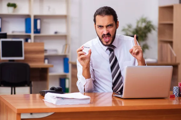 Junge männliche Angestellte in Glücksspiel-Konzept — Stockfoto